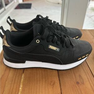 Puma sneakers women’s 9 excellent condition.